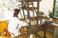 豊田式木製人力織機の体験